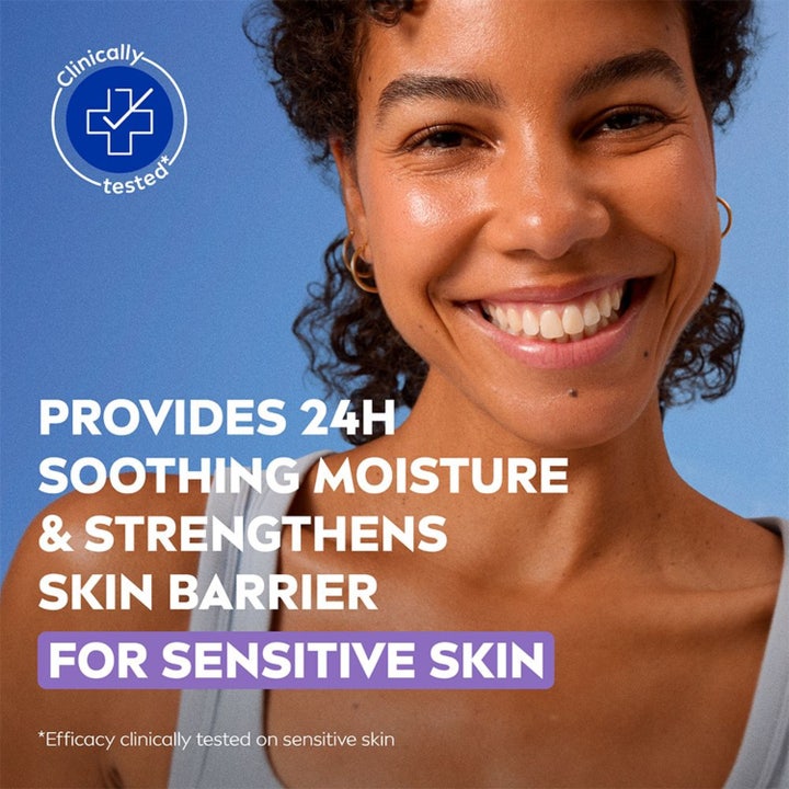 NIVEA Soothing Day Cream 50 ml klinisk testet dagkrem for sensitiv hud vist med en smilende kvinne på blå bakgrunn