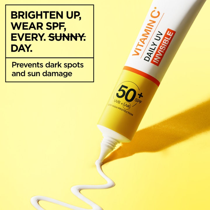 Garnier Vitamin C Glow Boosting UV Fluid 40 ml gir glød til tre smilende personer med sunn hud mot blå bakgrunn.