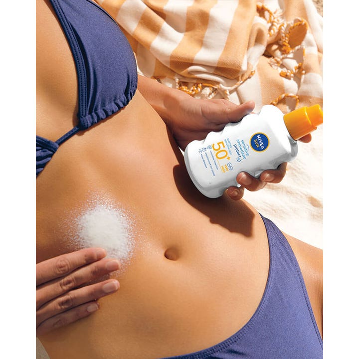 NIVEA Sensitive Immediate Protect 200 ml solkrem spf 50 lindrer huden og påføres i en strandsetting.