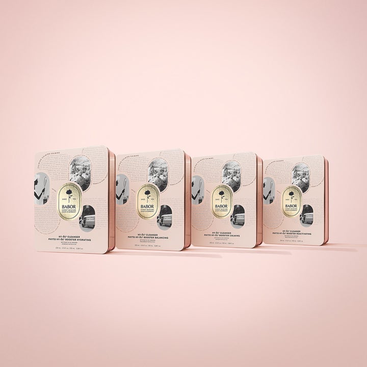 Babor Anniversary Set HY-ÖL Phyto Hydrating 300 ml gir fukt i fire rosa metallbokser med vintage-illustrasjoner.