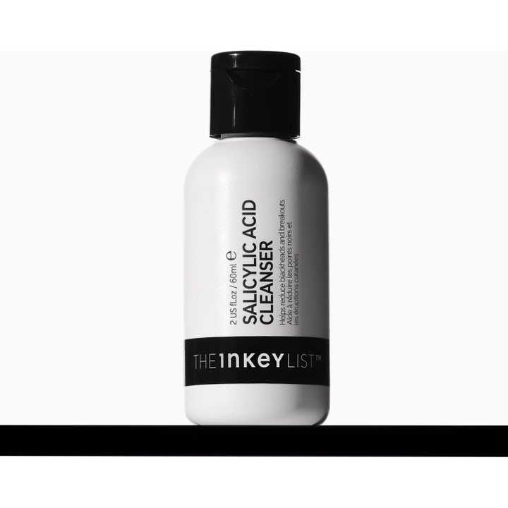 The INKEY List Salicylic Acid Cleanser 60 ml ansiktsrens mot uren hud i hvit flaske med sort kork.