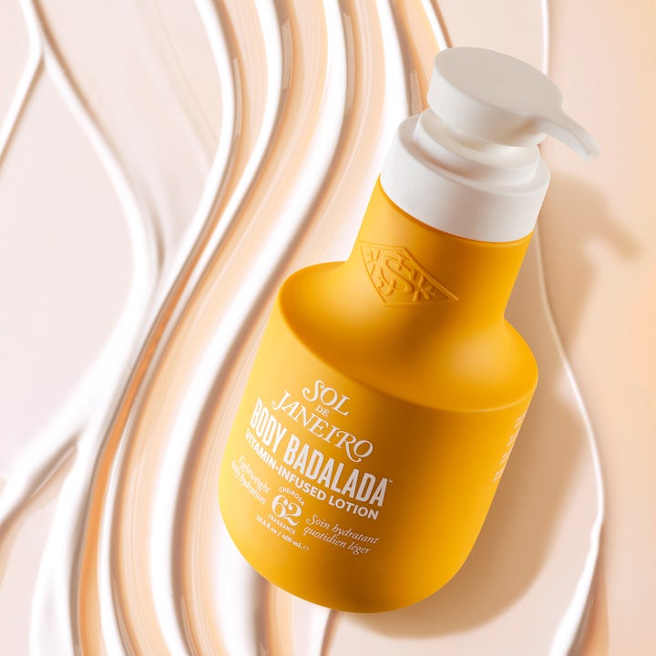 Sol de Janeiro Body Badalada 400 ml fuktighetsgivende bodylotion i gul pumpeflaske på kremet tekstur