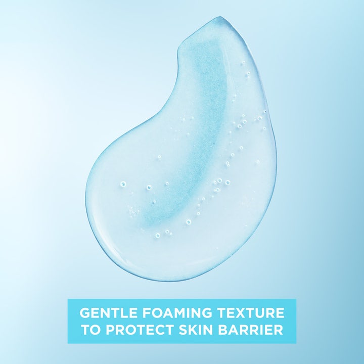 Garnier SkinActive PureActive Gentle Deep Cleanser 250 ml ansiktsrens med lyseblå gel-tekstur som beskytter hudbarrieren.