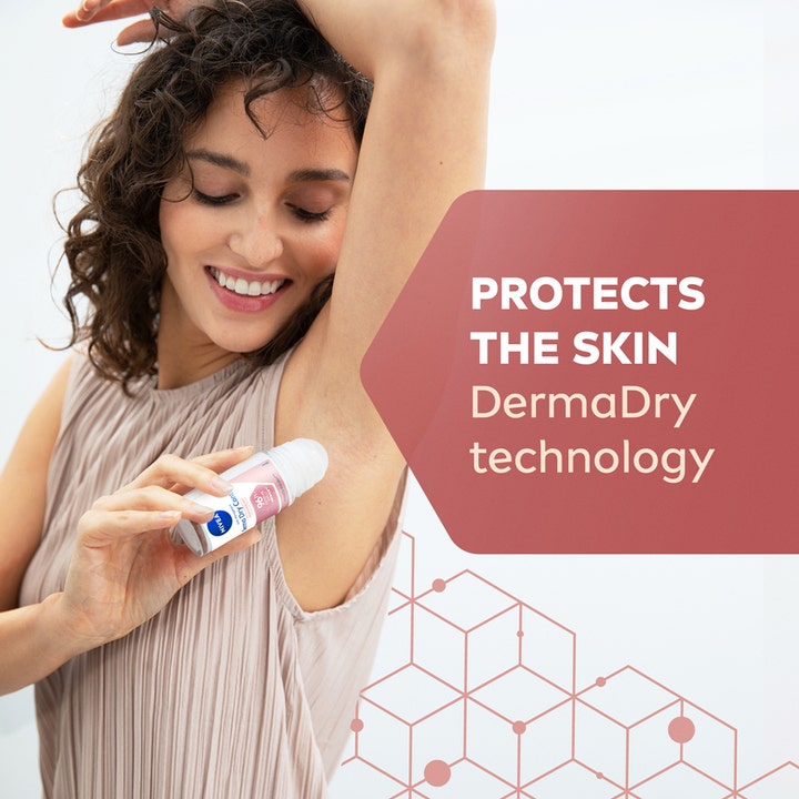 NIVEA Derma Dry Maximum Protection 50 ml deodorant roll-on som beskytter huden og påføres i armhulen av en kvinne
