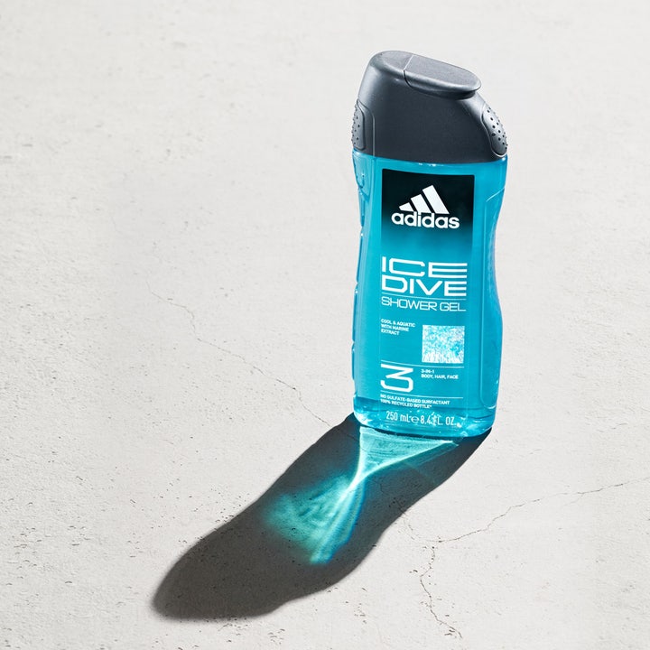 Adidas Ice Dive 400 ml dusjsåpe i blå gjennomsiktig flaske med mørkt lokk som kaster en turkis skygge