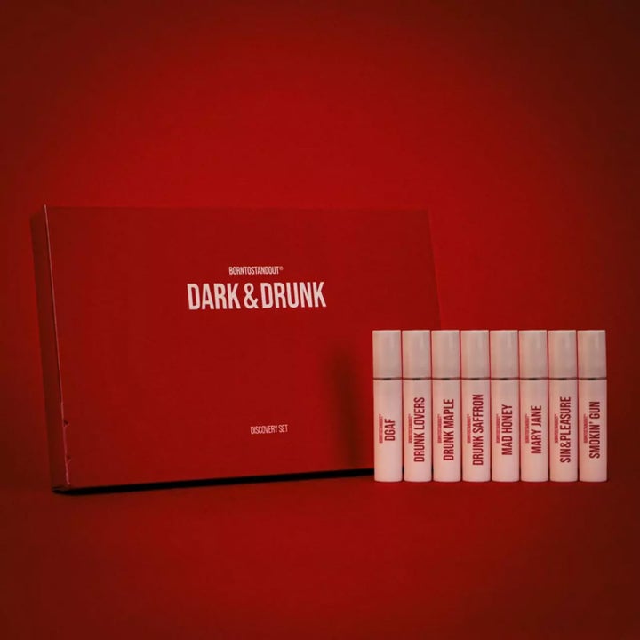 BornToStandOut Dark & Drunk Discovery Kit 8x 2 ml gavesett med åtte hvite duftprøver foran en dyp rød eske