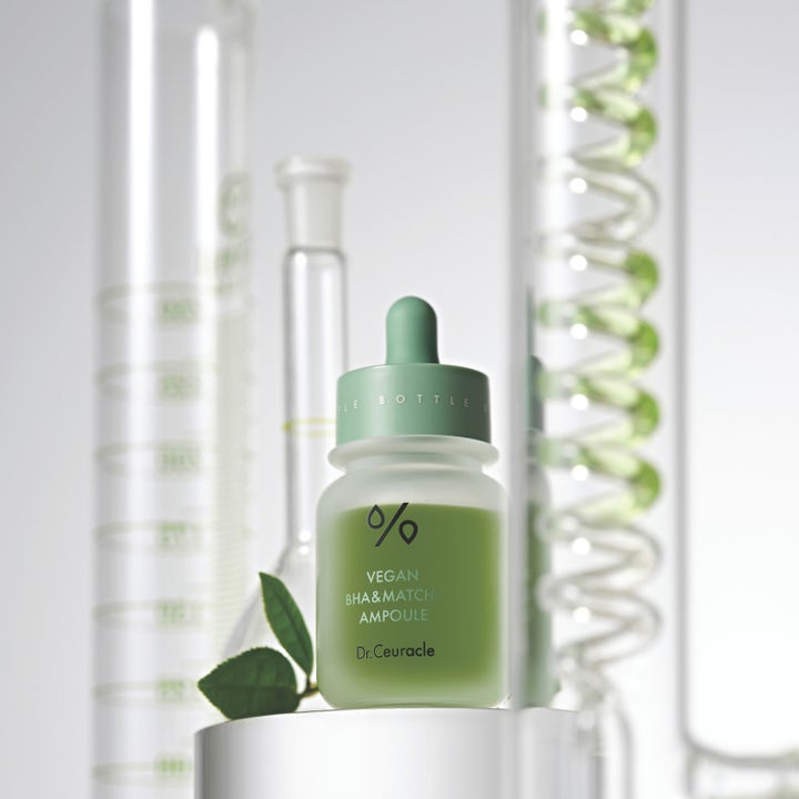 Dr. Ceuracle Vegan BHA & Matcha Ampoule 30 ml eksfolierende serum i frostet glassflaske blant laboratorieglass.