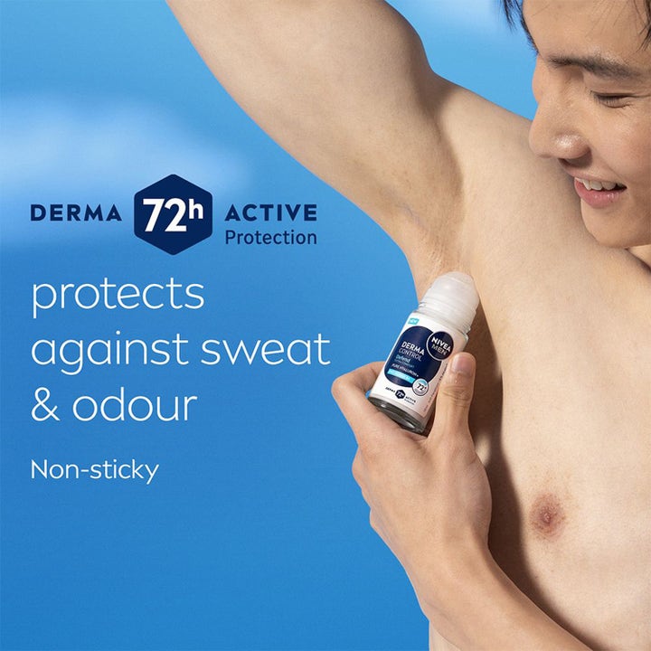 NIVEA Men Derma Control Defend Roll On 50 ml i bruk av mann som påfører deo i armhulen