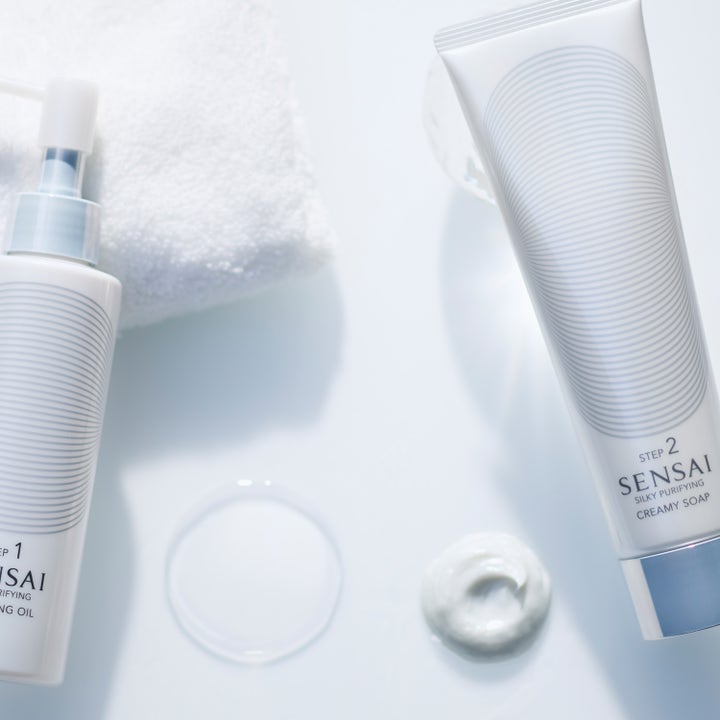 Sensai Silky Purifying Creamy Soap N 125 ml ansiktsrens i hvit tube med kremet tekstur ved siden av et hvitt håndkle.