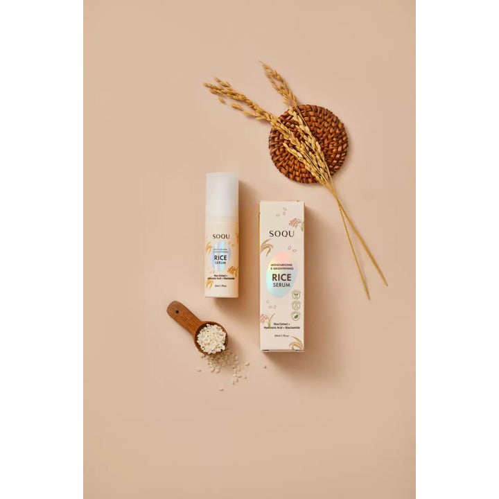 SOQU Rice Serum 50 ml fuktighetsgivende niacinamideserum i hvit flaske og eske dekorert med risaks og korn