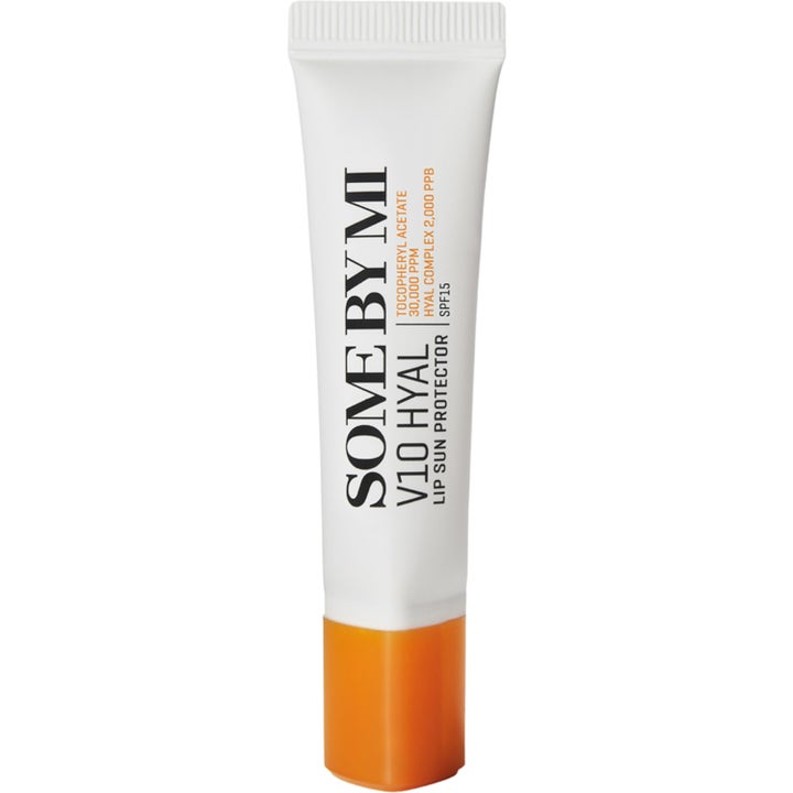 Some By Mi V10 Hyal Lip Sun Protector SPF15 fuktighetsgivende leppepleie i en hvit tube med oransje kork