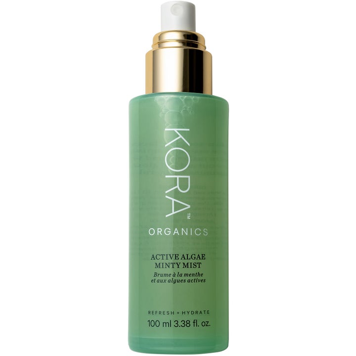 Kora Organics Active Algae Minty Mist 100 ml fuktighetsspray i grønn flaske med gullfarget pumpe.
