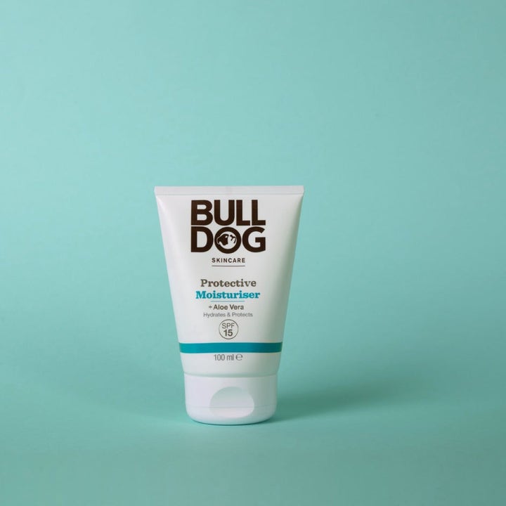 Bulldog Protective Moisturiser 100 ml fuktighetskrem med SPF 15 og aloe vera i hvit tube som beskytter huden.