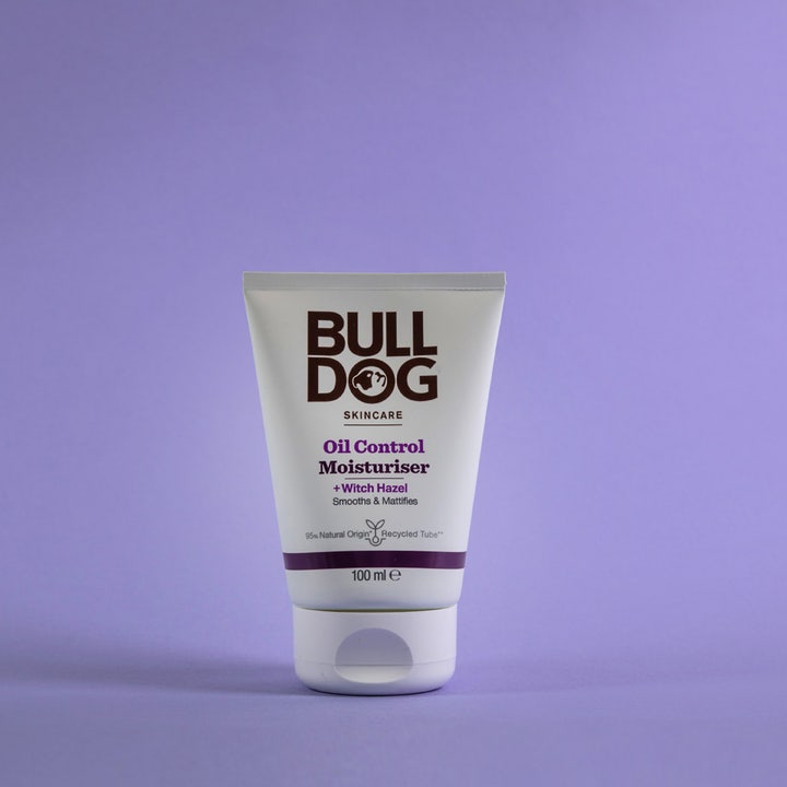 Bulldog Oil Control Moisturiser 100 ml mattende ansiktskrem med trollhassel i hvit tube på lilla bakgrunn