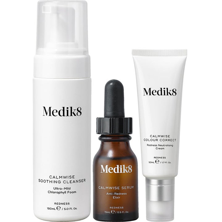 Medik8 Calmwise hudpleiesett 150ml 15ml og 50ml mot rødhet i hvit pumpeflaske ravfarget glassflaske og hvit tube.