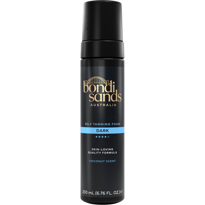 Bondi Sands Self Tanning Foam Dark 200 ml selvbruningsskum gir dyp glød i en matt svart flaske med blå detaljer