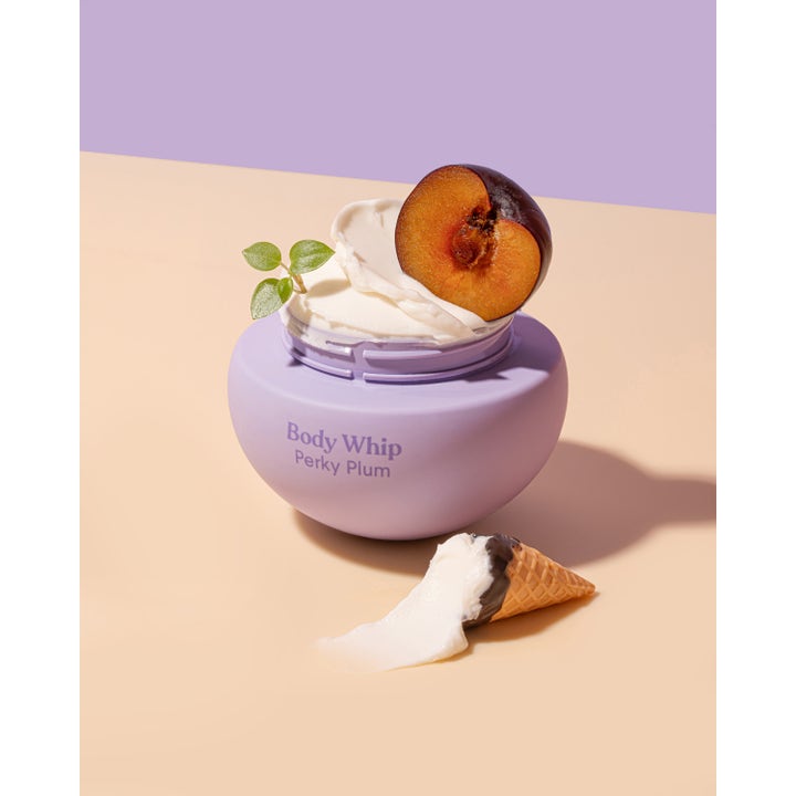 Sundae Whipped Body Moisturiser Perky Plum 220 ml fuktighetsgivende body whip i lilla krukke med fyldig hvit krem og plomme