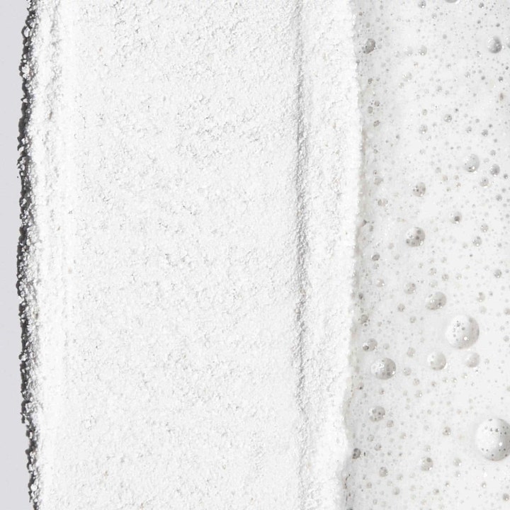 Dermalogica Daily Microfoliant 13 g peeling som viser tekstur av hvitt pulver og skummende konsistens.