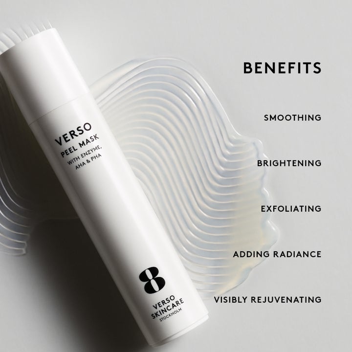 Verso N°8 Peel Mask 50 ml eksfolierende ansiktsmaske i hvit tube ved siden av klar gel som gir glød