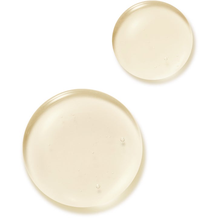 I'm From Licorice Soothing Ampoule 30 ml beroligende serum har en lys gul gjennomsiktig tekstur med små luftbobler.
