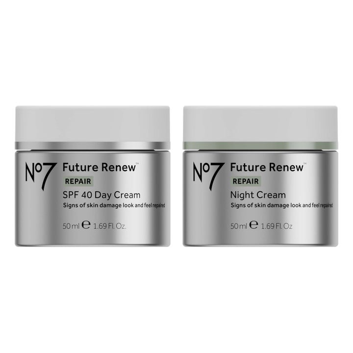 No7 Future Renew Repair 50 ml reparerende ansiktskrem i to sølvfargede krukker med hvite lokk for dag og natt.