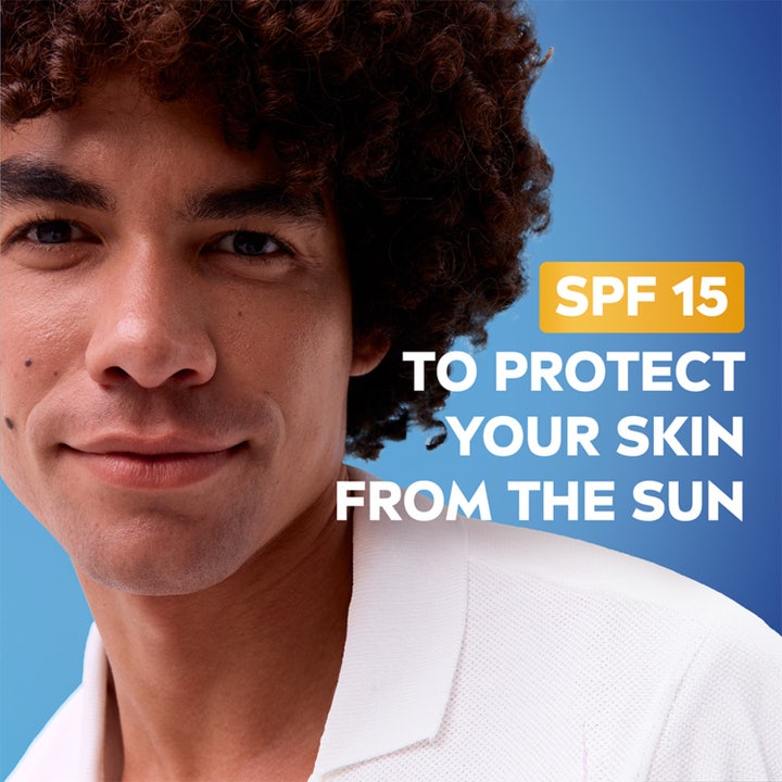 NIVEA Sensitive Moisturiser 75 ml SPF 15 ansiktskrem på en mann som beskytter huden mot solen