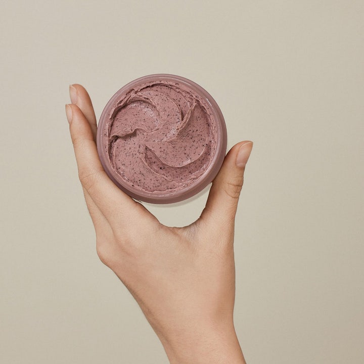 Beauty of Joseon Red Bean Refreshing Pore Mask 140 ml ansiktsmaske i åpen krukke med tykk lilla tekstur og små korn.