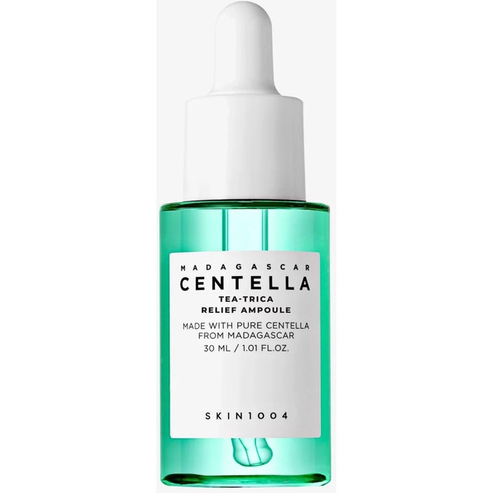 SKIN1004 Madagascar Centella Tea-Trica Relief Ampoule 30 ml beroligende serum i grønn flaske med hvit kork.