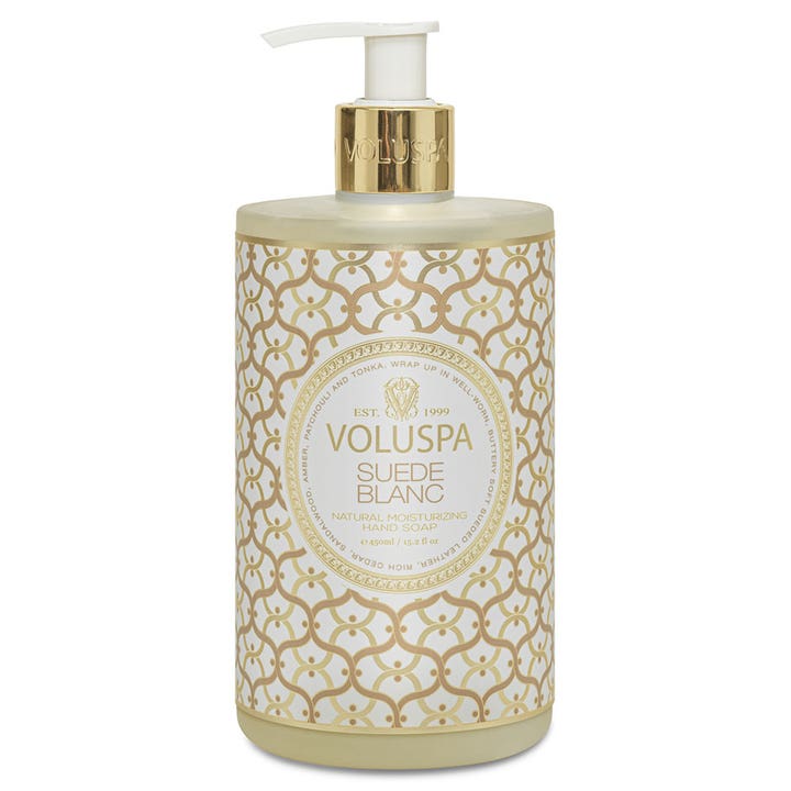Voluspa Suede Blanc 450 ml fuktighetsgivende håndsåpe i elegant flaske med gullfarget geometrisk mønster.