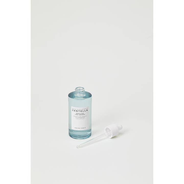 SKIN1004 Madagascar Centella Hyalu-Cica First Ampoule 100 ml fuktserum i blå flaske med hvit pipette ved siden av