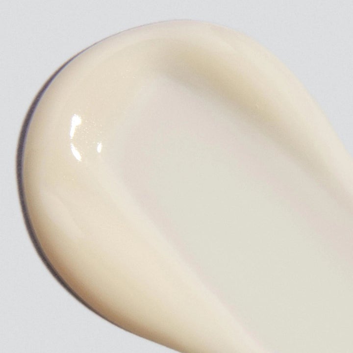 Dermalogica Stress Positive Eye Lift Duo øyekrem med en fyldig og glatt hvit kremtekstur som gir huden et løft.