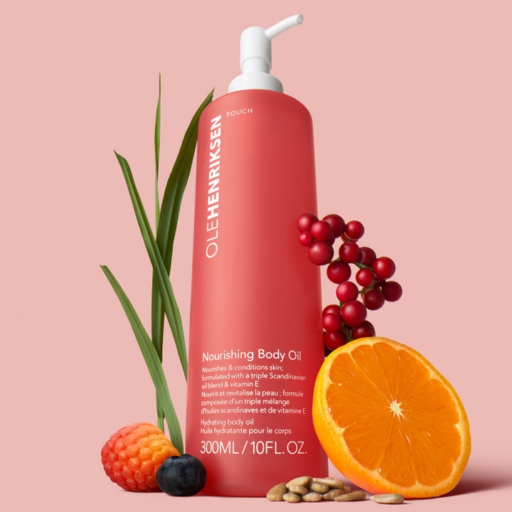 Ole Henriksen TOUCH Nourishing Body Oil 300 ml nærende kroppsolje i korallrød pumpeflaske med friske bær og appelsin