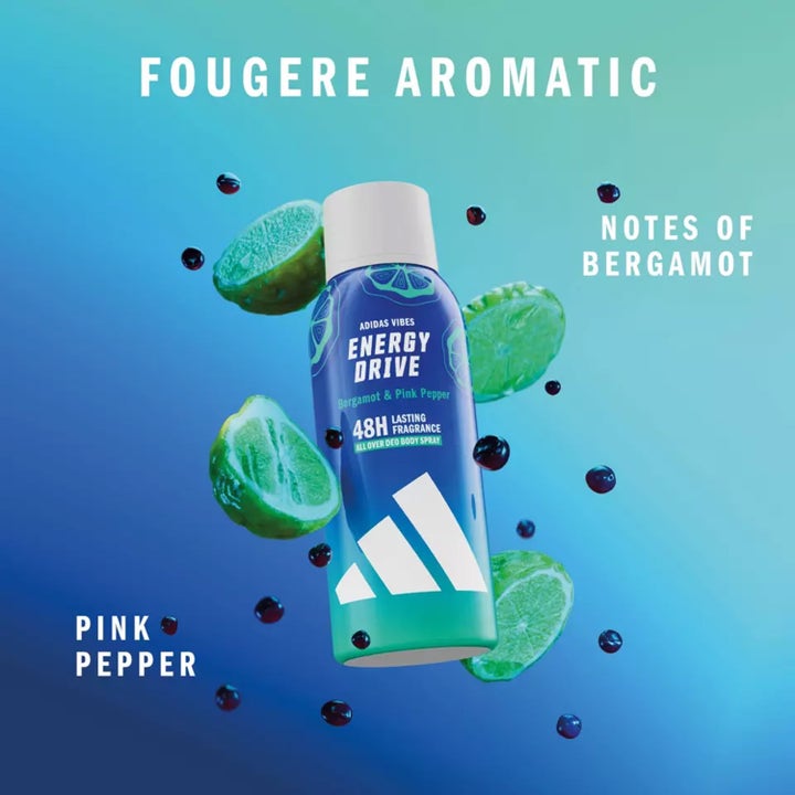 Adidas Vibes Energy Drive 150 ml deospray som gir 48 timers duft med noter av bergamott og rosa pepper i blå boks