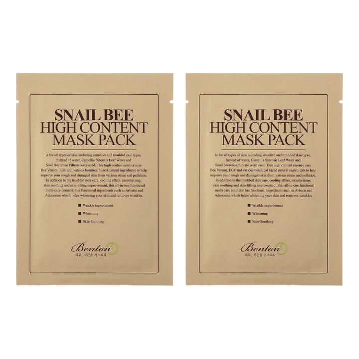 Benton Snail Bee High Content Mask Pack 20g beroligende ansiktsmaske i to beige engangsposer som gir huden glød