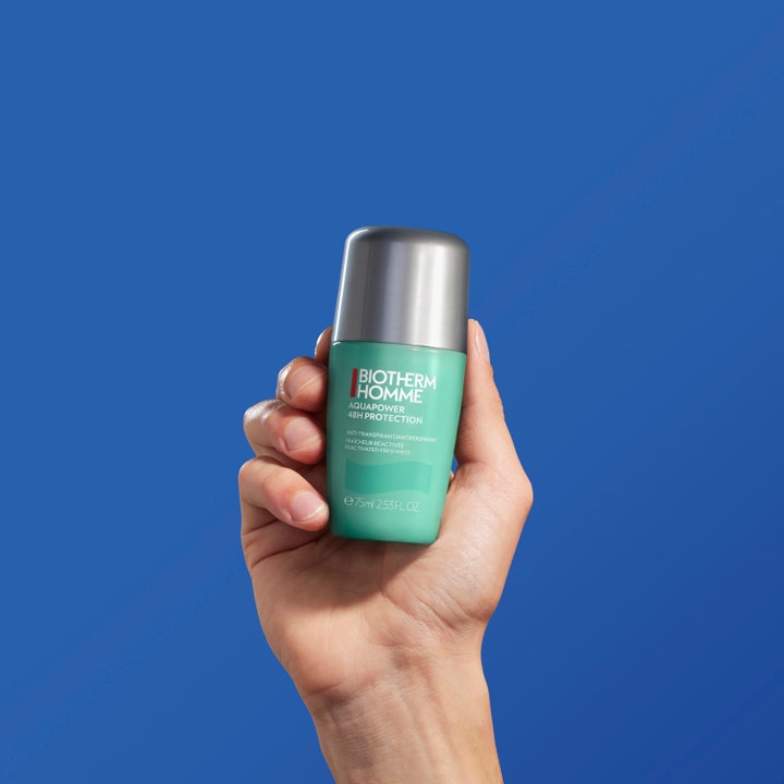 Biotherm Homme Aquapower 75 ml herredeodorant med 48 timers beskyttelse i turkis flaske holdt i en hånd