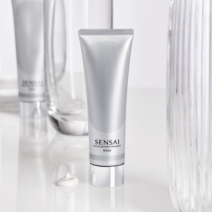 Sensai Cellular Performance Mask 140 ml fuktighetsgivende ansiktsmaske i sølvfarget tube med hvit kremtekstur