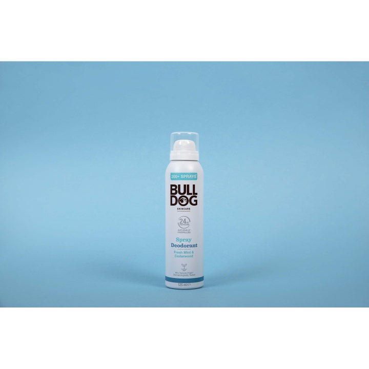 Bulldog Spray Deodorant Fresh Mint & Cedarwood 125 ml gir 24t beskyttelse i en hvit sprayflaske mot blå bakgrunn.