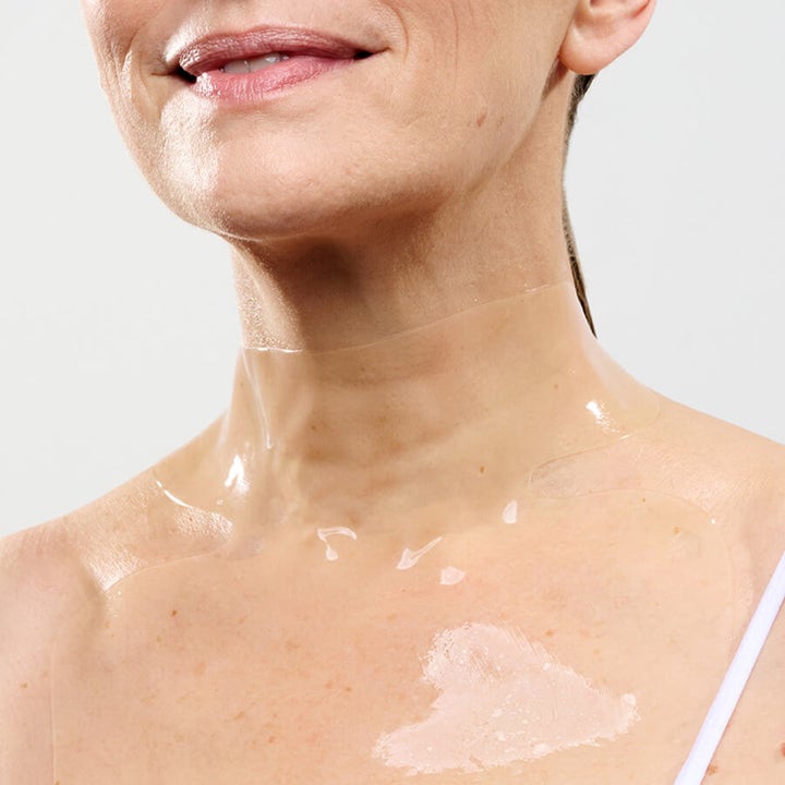Currentbody Skin Hydrogel Neck and Dec Mask 33 g fuktighetsgivende halsmaske i klar gel påført på hals og bryst