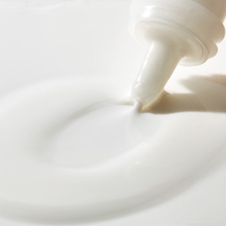Mario Badescu Deep Blemish Solution 29 ml spot treatment med hvit flytende tekstur fra en tynn applikator