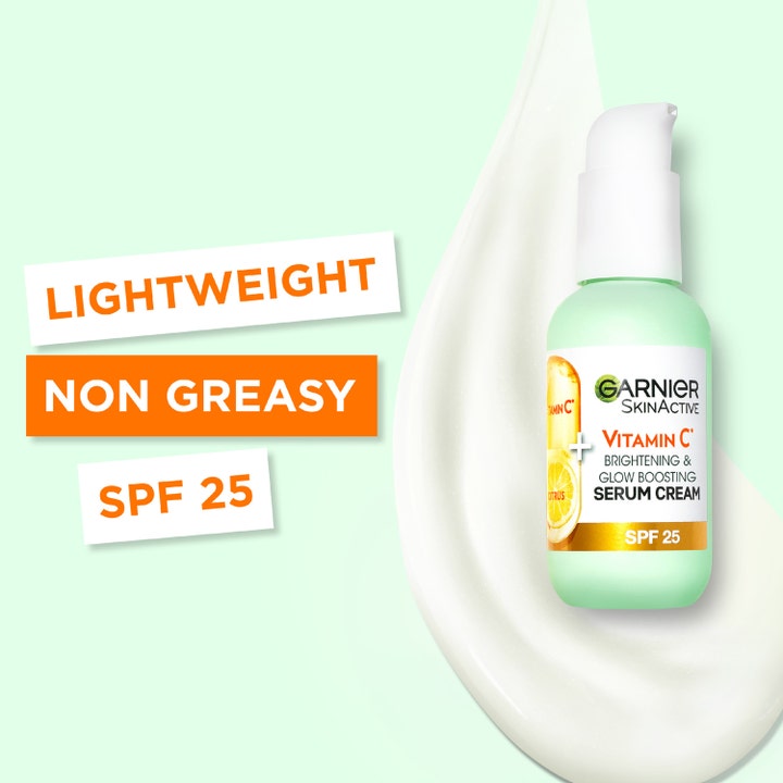 Garnier Skin Active Brightening Serum Cream 50 ml dagkrem med Vitamin C og SPF 25 på hvit lett og ikke-fettete tekstur.