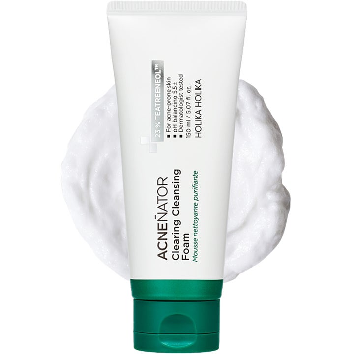 Holika Holika Acneñator Clearing Cleansing Foam 150 ml renser uren hud i hvit tube med grønn kork på luftig hvitt skum.