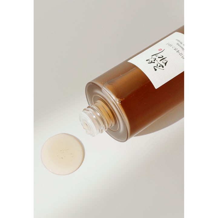 Beauty of Joseon Ginseng Essence Water 40 ml fuktighetsgivende essence med en dråpe brunlig tekstur på hvit flate.
