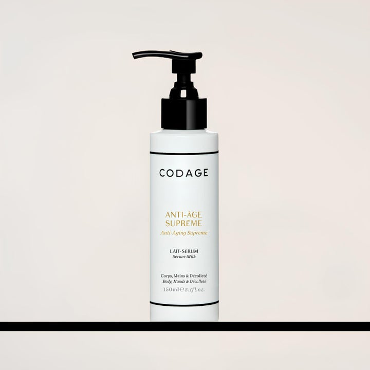 Codage Paris The Body Serum Milk 150 ml anti-aging kroppslotion i en hvit flaske med elegant svart pumpe