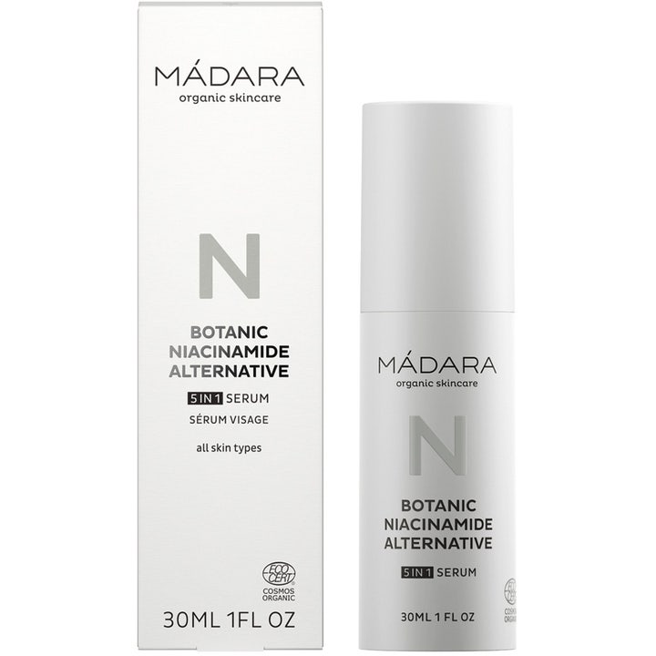 MÁDARA Botanic Niacinamide Alternative 30 ml serum i hvit pumpeflaske og eske som gir jevnere hudtone.