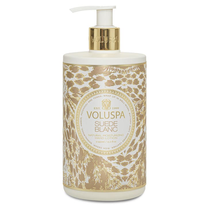 Voluspa Suede Blanc 450ml fuktighetsgivende håndkrem i hvit flaske med gullfarget mønster og hvit pumpe
