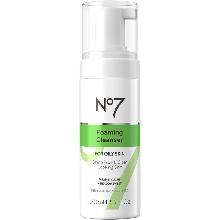 No7 Foaming Cleanser 150 ml rens for fet hud med vitamin C i hvit pumpeflaske med grønne detaljer