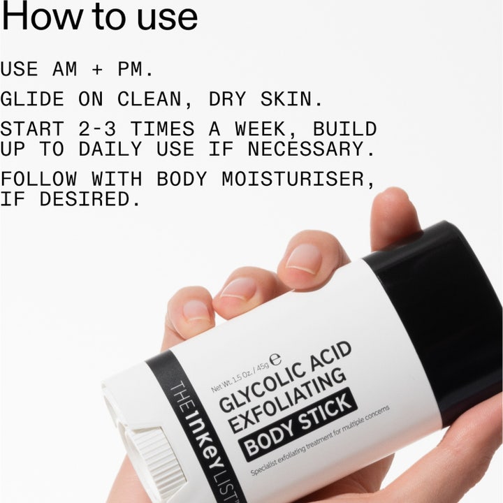 The INKEY List Glycolic Acid Exfoliating Body Stick 45 g eksfolierende stift holdt i en hånd med bruksanvisning