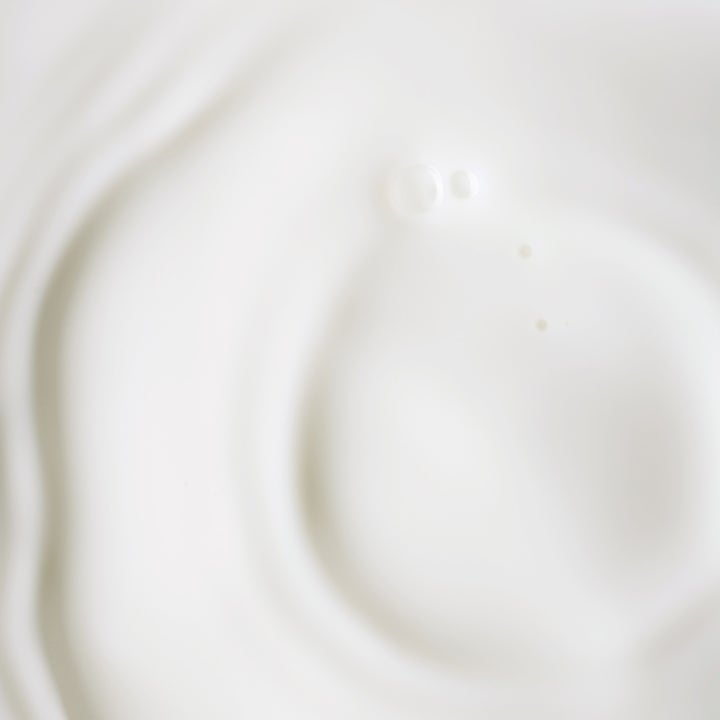 KORA Organics Plant Stem Cell Retinol Alternative Serum 30 ml serum med en hvit og kremet tekstur i myke bølger.