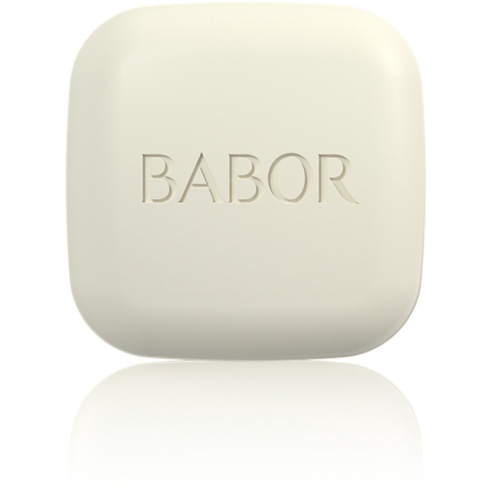 Babor Cleansing Bar fast ansiktsrens som gir ren hud i en hvit kvadratisk såpeform med preget logo i midten.