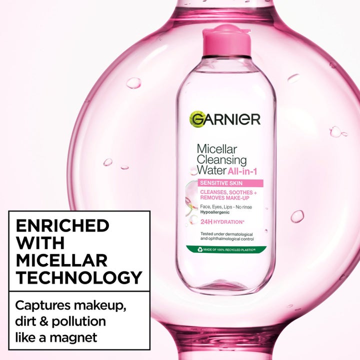 Garnier Micellar Cleansing Water 400 ml ansiktsrens fjerner sminke i klar flaske på rosa vannoverflate.